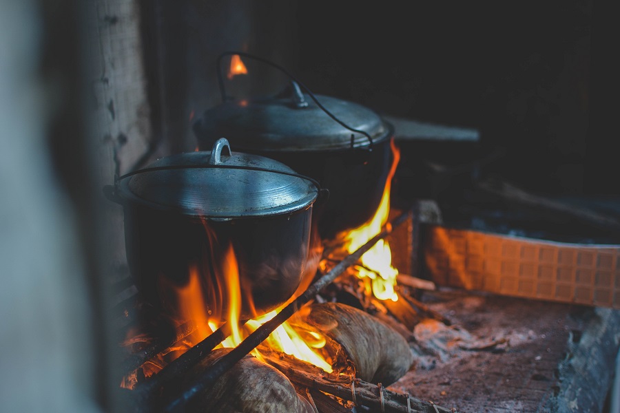 Hungry As a Wolf: Top Barbecue Ideas for Camping 1 two black casseroles