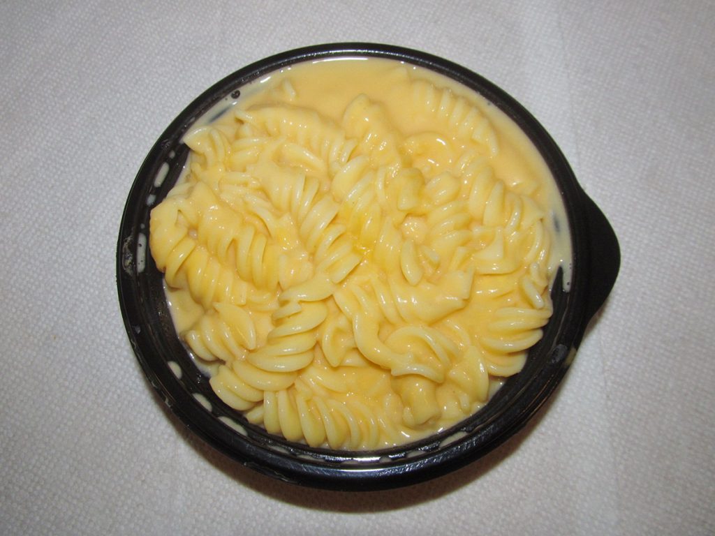 macaroni and cheese in black bowl
