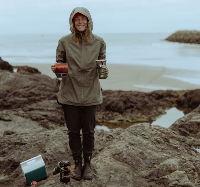 A woman on the beach wearing a Kühl Stretch Voyagr™ Jacket.